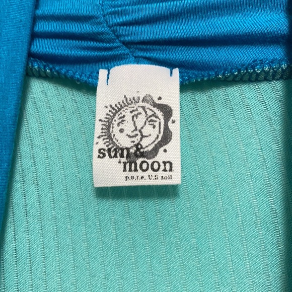 Cool fun twist front top - Picture 2 of 4